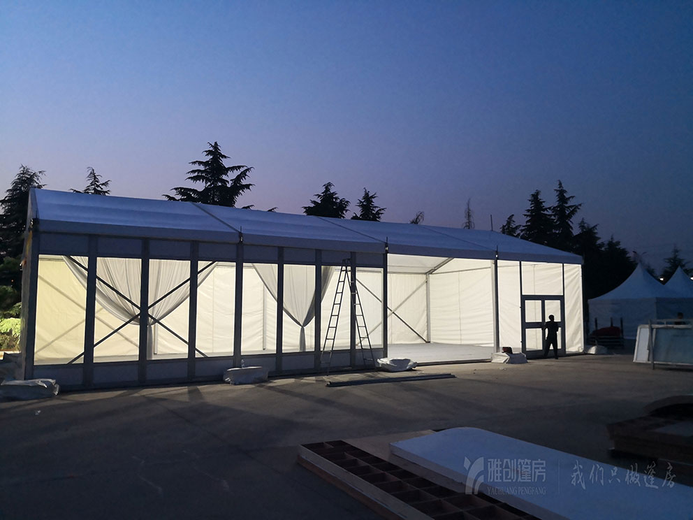 跟安阳篷房出租厂家一起来现场看看夜幕下的玻璃篷房吧