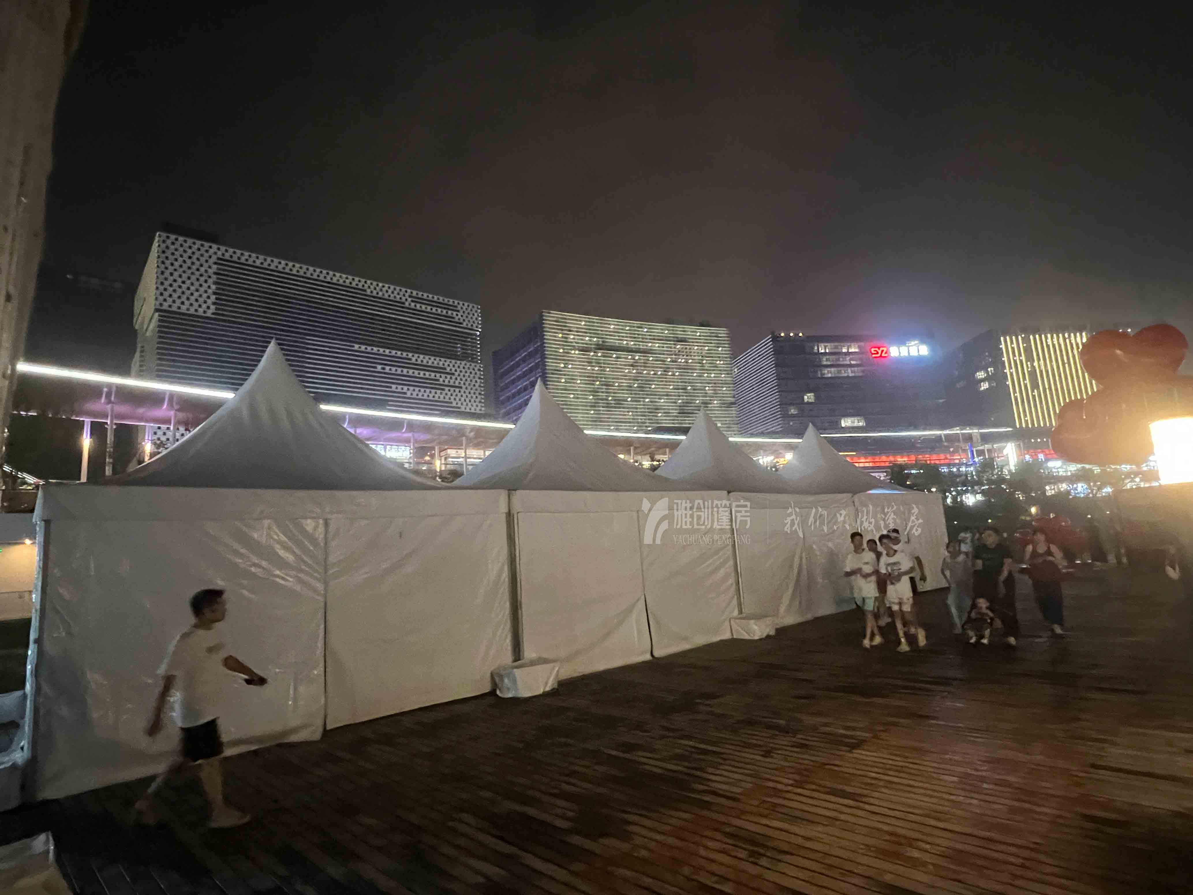 焦作篷房租赁厂家搭建的白色尖顶篷房在夜色中十分好看