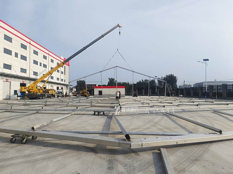 许昌篷房租赁起架搭建篷房现场，秩序井然