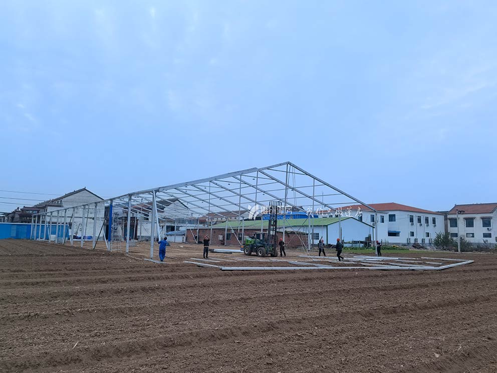郑州篷房厂家奔赴焦作武陟县搭建婚庆篷房现场